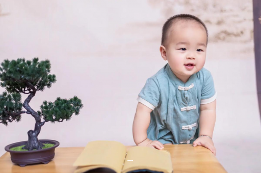 肥城宝宝抓耳朵是什么原因